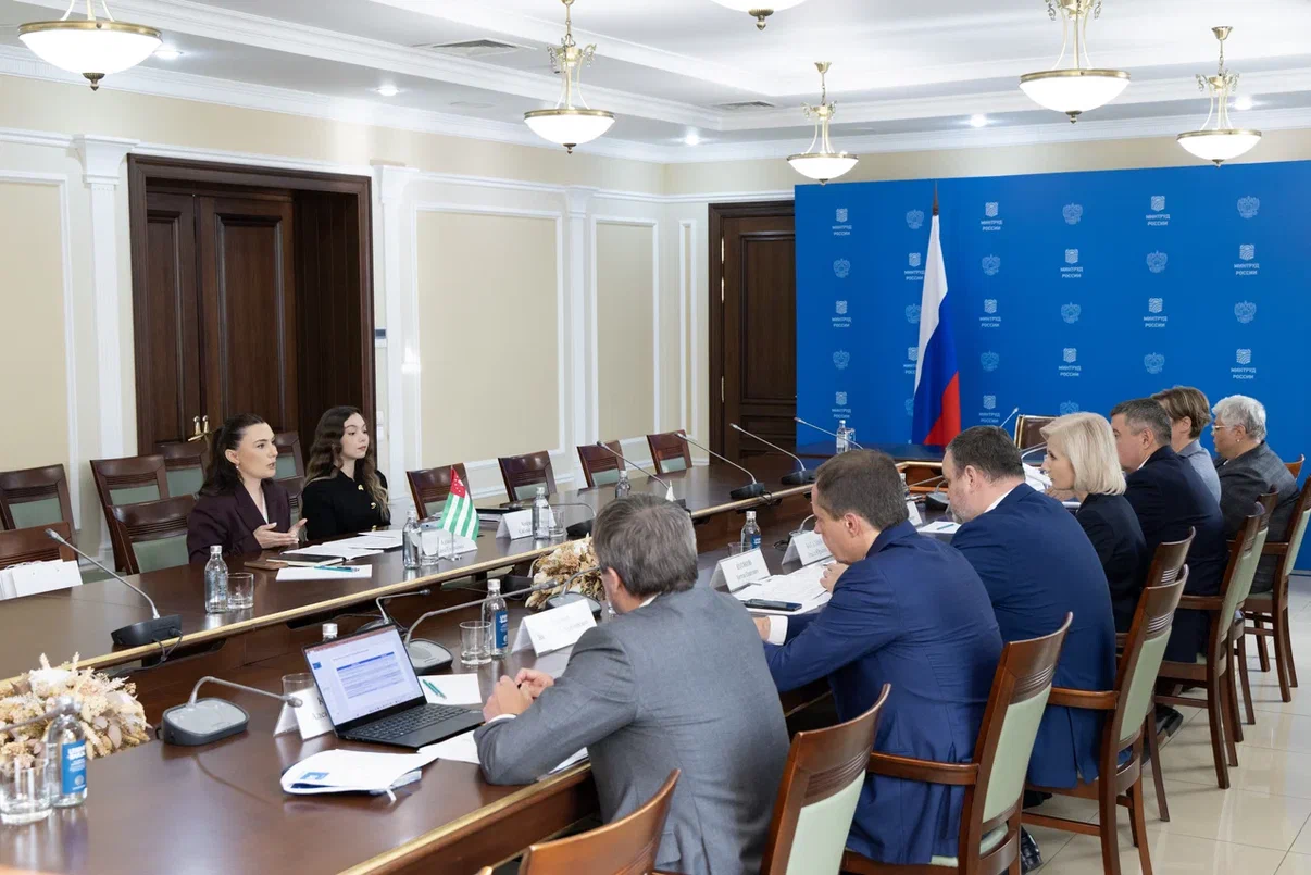 Обмен опытом и цифровизация социальной сферы: главы профильных ведомств РА и РФ провели рабочую встречу