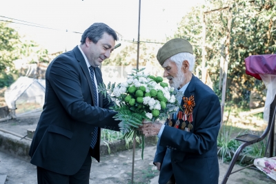 Министр социального обеспечения и демографической политики РА Аджба Р.Т. поздравил ветерана ВОВ 1941-1945 г.г. Стрижакова И.Д. с 76-летием Победы.